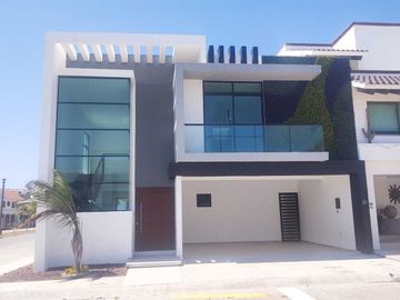 VENTA DE CASA EN ESQUINA CON ALBERCA FRACC. LOMAS RESIDENCIAL ALVARADO VERACRUZ