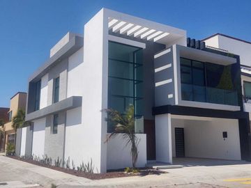 VENTA DE CASA EN ESQUINA CON ALBERCA FRACC. LOMAS RESIDENCIAL ALVARADO VERACRUZ