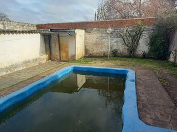 Casa  2 dormitorios c/ cochera en Ituzaingó Norte