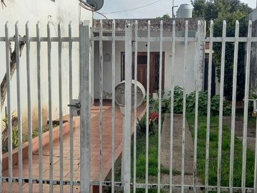 Casa  2 dormitorios c/ cochera en Ituzaingó Norte