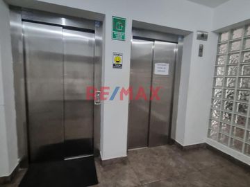🏡 DEPARTAMENTO EN VENTA – CONDOMINIO COLIBRÍ, CHICLAYO 🏡
vive en un exclusivo departamento en el piso 11 del Condominio Colibrí, Chiclayo. Zona segur