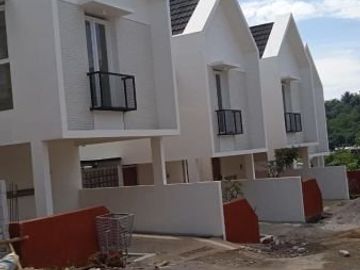 Rumah 2LT dkt Universitas Widyatama Cikutra Bandung mulai 967 Jutaan