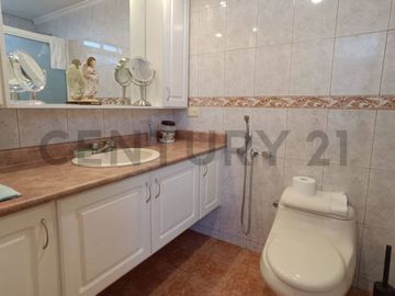 En venta departamento 3 dormitorios y suite en Urbanización El Condado