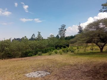 Vendo  lindo terreno ubicado en Urbanización a 15 minutos de Guayllabamba