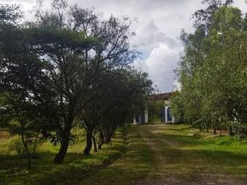 Vendo  lindo terreno ubicado en Urbanización a 15 minutos de Guayllabamba