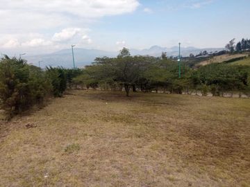 Vendo  lindo terreno ubicado en Urbanización a 15 minutos de Guayllabamba