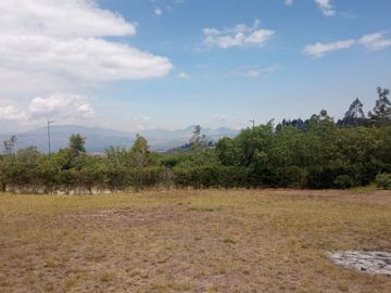 Vendo  lindo terreno ubicado en Urbanización a 15 minutos de Guayllabamba