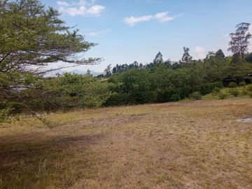 Vendo  lindo terreno ubicado en Urbanización a 15 minutos de Guayllabamba