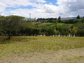 Vendo  lindo terreno ubicado en Urbanización a 15 minutos de Guayllabamba