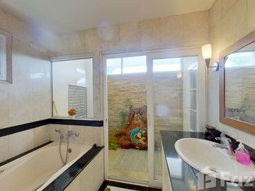 Executive Home with Pool and Guest House
