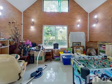 Executive Home with Pool and Guest House