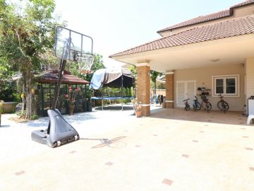 Executive Home with Pool and Guest House