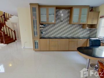 Executive Home with Pool and Guest House