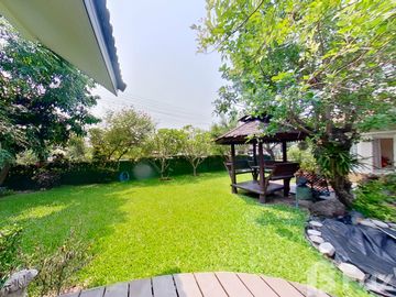 Executive Home with Pool and Guest House