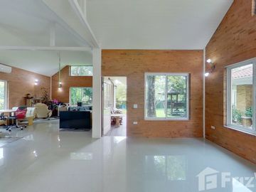 Executive Home with Pool and Guest House