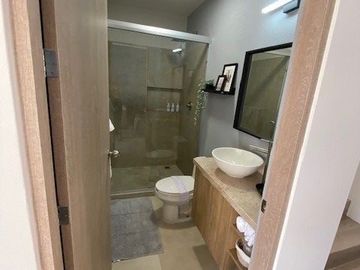 Estrena Casa Entre El refugio y Zibata, 4 Recamaras, 3 Baños, Alberca, de LUJO !