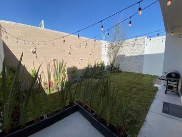 Estrena Casa Entre El refugio y Zibata, 4 Recamaras, 3 Baños, Alberca, de LUJO !