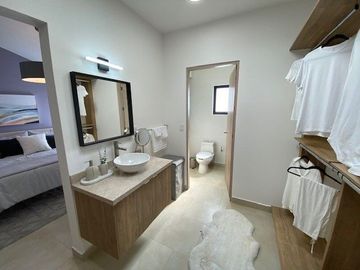 Estrena Casa Entre El refugio y Zibata, 4 Recamaras, 3 Baños, Alberca, de LUJO !