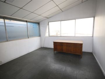 Bodega con oficinas en recinto logístico del sector de Macul