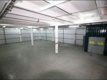 Bodega con oficinas en recinto logístico del sector de Macul