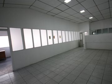 Bodega con oficinas en recinto logístico del sector de Macul