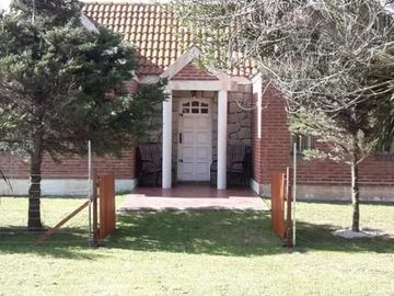 CASA 3 AMBIENTES, Y 4 DUPLEX DE 2 AMBIENTES ENFRENTE A QUINTA PRESIDENCIAL SOBRE RUTA 11