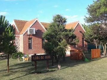 CASA 3 AMBIENTES, Y 4 DUPLEX DE 2 AMBIENTES ENFRENTE A QUINTA PRESIDENCIAL SOBRE RUTA 11