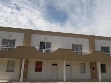 CASA 3 AMBIENTES, Y 4 DUPLEX DE 2 AMBIENTES ENFRENTE A QUINTA PRESIDENCIAL SOBRE RUTA 11