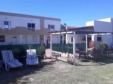 CASA 3 AMBIENTES, Y 4 DUPLEX DE 2 AMBIENTES ENFRENTE A QUINTA PRESIDENCIAL SOBRE RUTA 11