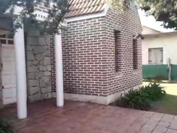 CASA 3 AMBIENTES, Y 4 DUPLEX DE 2 AMBIENTES ENFRENTE A QUINTA PRESIDENCIAL SOBRE RUTA 11
