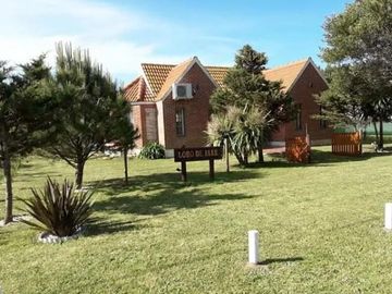 CASA 3 AMBIENTES, Y 4 DUPLEX DE 2 AMBIENTES ENFRENTE A QUINTA PRESIDENCIAL SOBRE RUTA 11