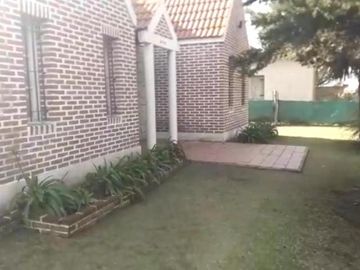 CASA 3 AMBIENTES, Y 4 DUPLEX DE 2 AMBIENTES ENFRENTE A QUINTA PRESIDENCIAL SOBRE RUTA 11