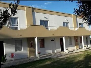 CASA 3 AMBIENTES, Y 4 DUPLEX DE 2 AMBIENTES ENFRENTE A QUINTA PRESIDENCIAL SOBRE RUTA 11