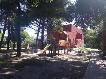 CASA 3 AMBIENTES, Y 4 DUPLEX DE 2 AMBIENTES ENFRENTE A QUINTA PRESIDENCIAL SOBRE RUTA 11