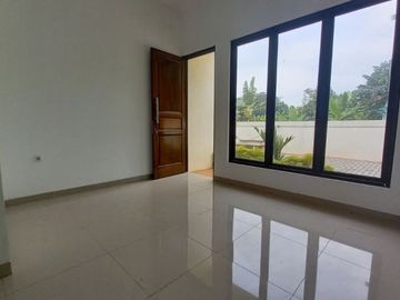 Rumah minimalis dalam cluster akses jalan 2 mobil