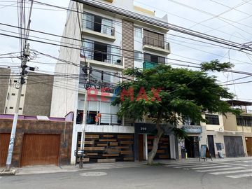 Venta de acogedor departamento dúplex en 4to piso en una de las zonas residenciales mas exclusivas de la ciudad. Cerca al colegio San José Obrero y Pa