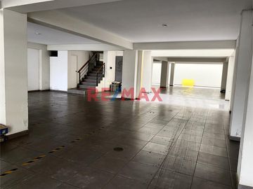 Venta de acogedor departamento dúplex en 4to piso en una de las zonas residenciales mas exclusivas de la ciudad. Cerca al colegio San José Obrero y Pa