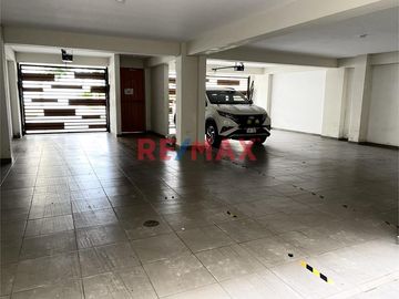 Venta de acogedor departamento dúplex en 4to piso en una de las zonas residenciales mas exclusivas de la ciudad. Cerca al colegio San José Obrero y Pa