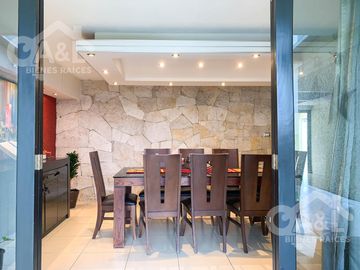 Casa en Venta en Fraccionamiento Lomas del Tejar con Jardin