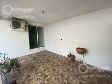 Venta de Casa de 2 niveles,  en Av. de los Insurgentes, Col. El Tesoro, Coatzacoalcos, Veracruz.