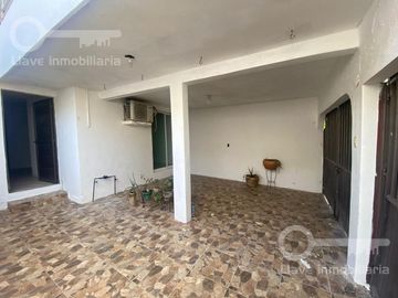 Venta de Casa de 2 niveles,  en Av. de los Insurgentes, Col. El Tesoro, Coatzacoalcos, Veracruz.