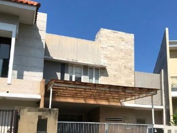Rumah di Graha Family Surabaya, Swimming Pool, Row 2-3 mobil