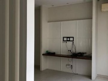 Rumah di Graha Family Surabaya, Swimming Pool, Row 2-3 mobil