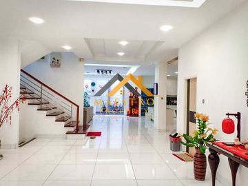 Dijual Villa Elit SiapHuni Komplek Padang Golf Polonia Medan