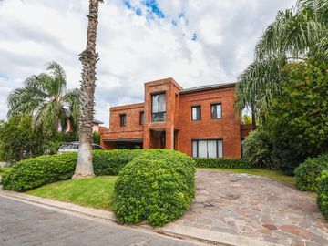 Casa de 3 dormitorios en venta con pileta en barrio cerrado Funes