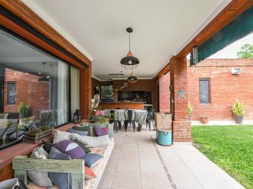 Casa de 3 dormitorios en venta con pileta en barrio cerrado Funes
