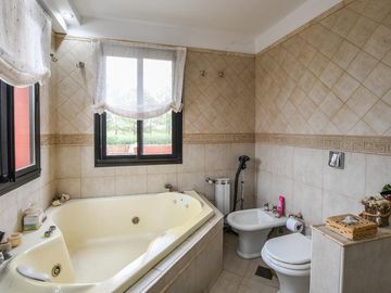 Casa de 3 dormitorios en venta con pileta en barrio cerrado Funes
