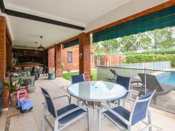 Casa de 3 dormitorios en venta con pileta en barrio cerrado Funes