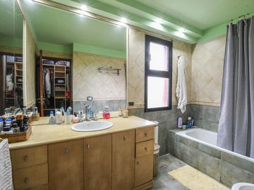 Casa de 3 dormitorios en venta con pileta en barrio cerrado Funes