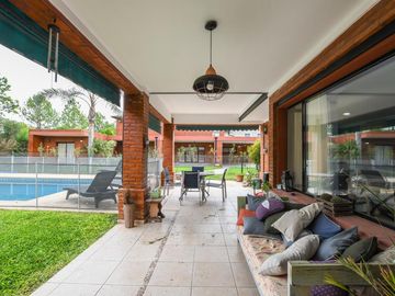 Casa de 3 dormitorios en venta con pileta en barrio cerrado Funes